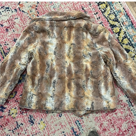 Alice + Olivia Annistyn Round Collar Faux Fur
Coat in Brown - Picture 8 of 10